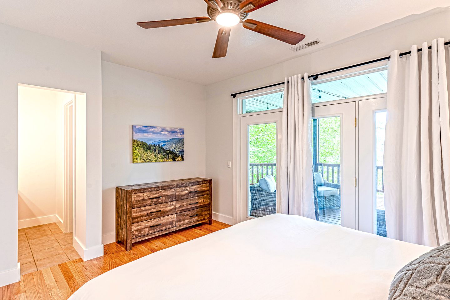 Enormous Cabin Retreat with Beautiful Views and Private Dock in Topton, North Carolina