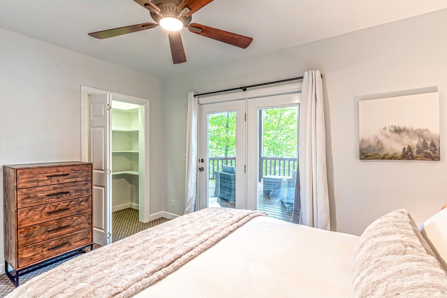 Enormous Cabin Retreat with Beautiful Views and Private Dock in Topton, North Carolina