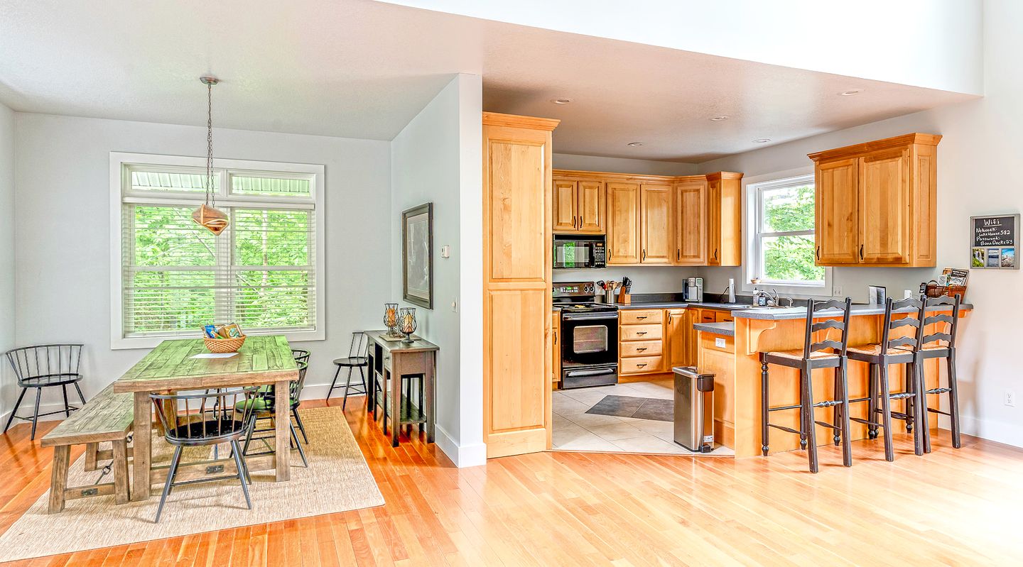 Enormous Cabin Retreat with Beautiful Views and Private Dock in Topton, North Carolina