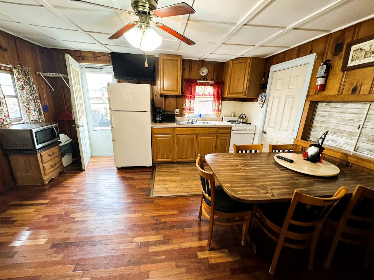 One Bedroom Lake Cabin on Lake Taneycomo, Rockaway Beach, Missouri