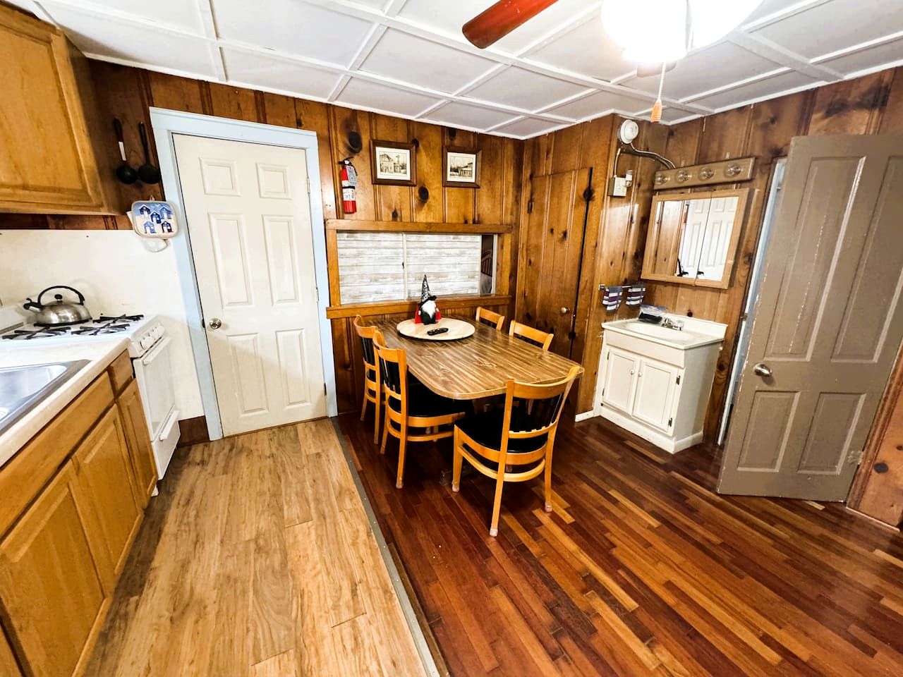 One Bedroom Lake Cabin on Lake Taneycomo, Rockaway Beach, Missouri