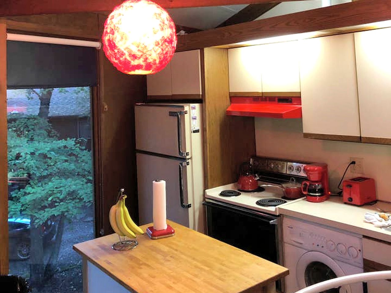 Idyllic Getaway in a Colorful Yurt-Style Cabin near Lake Ariel, Pennsylvania