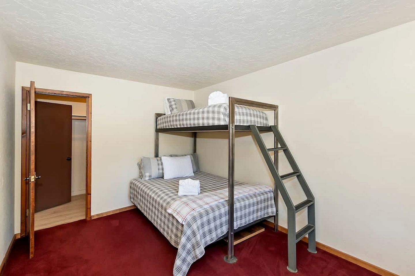 Idyllic Mountain Escape: Cozy Cabin in Big Bear Lake