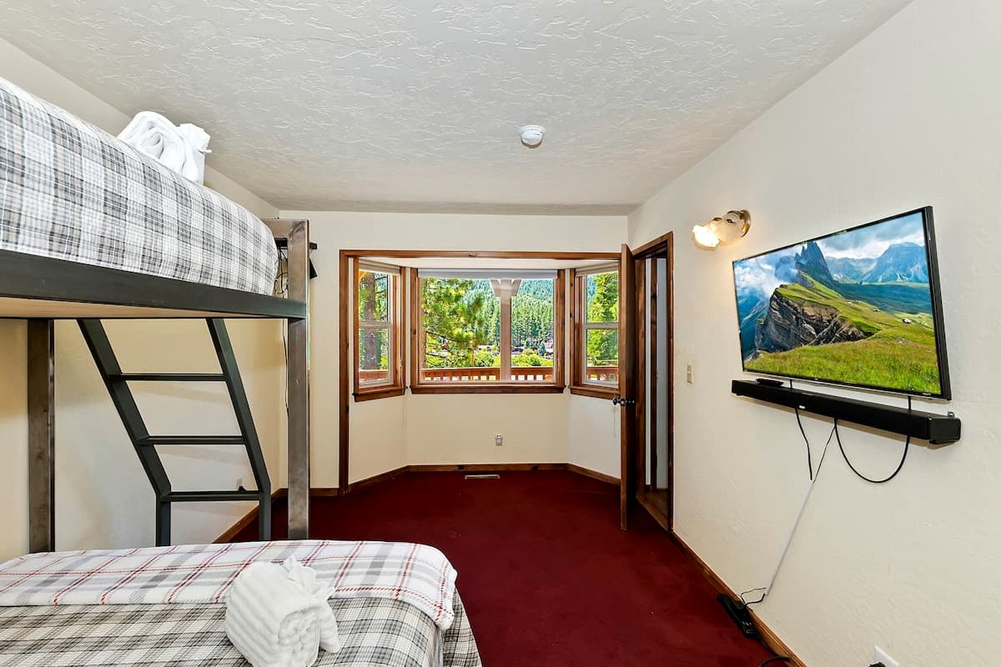 Idyllic Mountain Escape: Cozy Cabin in Big Bear Lake