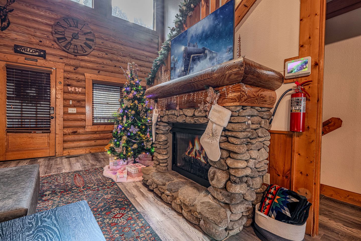 Idyllic Mountain Retreat with Spa, Pool and Deck in Tennessee