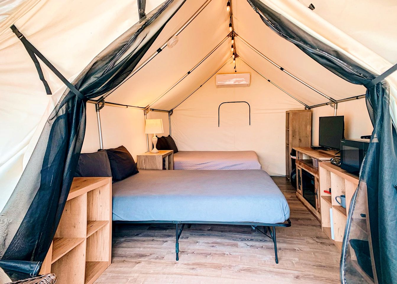 Idyllic Riverside Nature Escape: Luxurious Safari Tent near Kingsbury, Texas