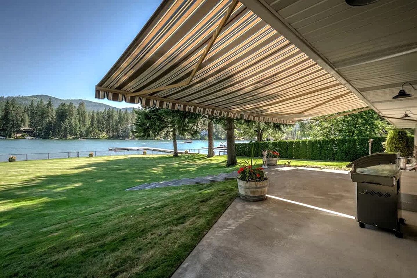 Idyllic Riverside Vacation Retreat with Sandy Beach near Coeur d'Alene Idaho