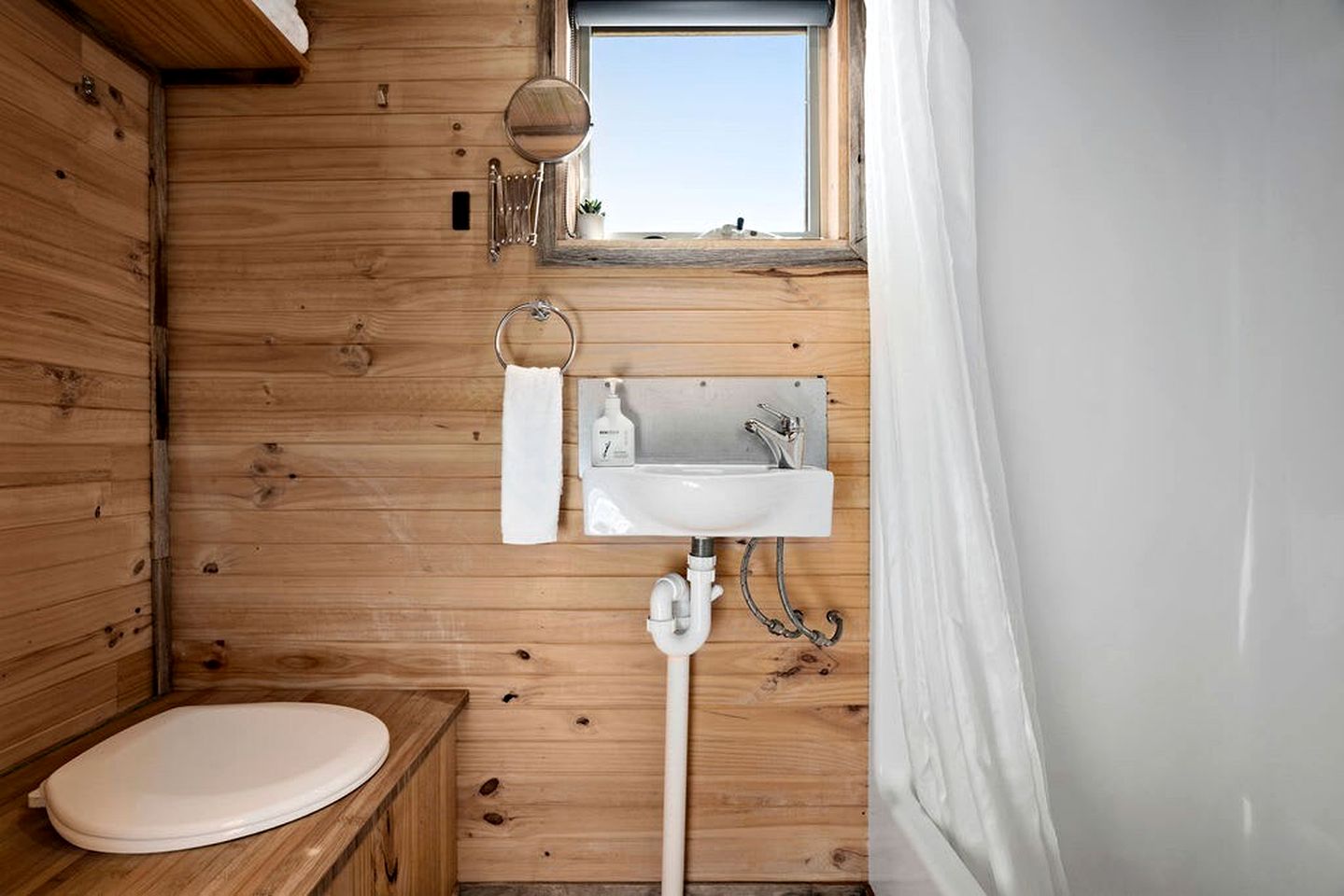 Idyllic Tiny House Loft with Amazing Surrounding Open Fields and Wildlife in Victoria, Australia