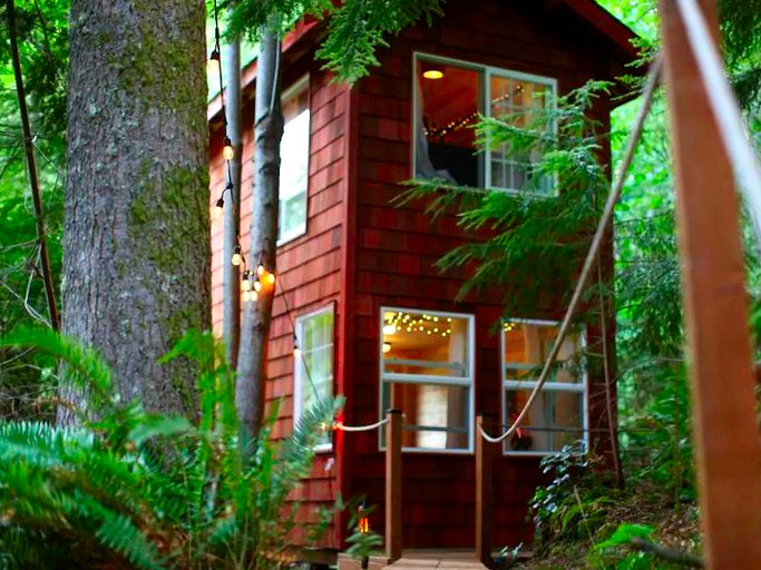 Tree house rental in Snohomish, Washington.