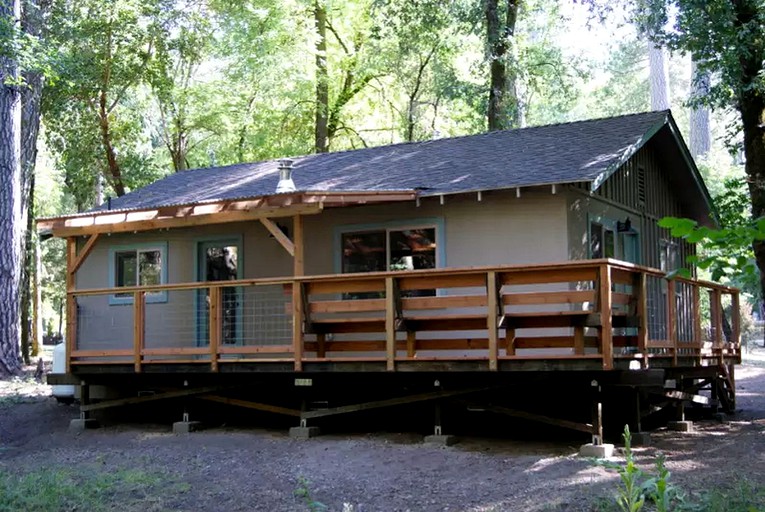 Cabins (Cobb, California, United States of America)