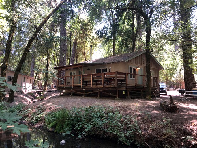 Cabins (Cobb, California, United States of America)