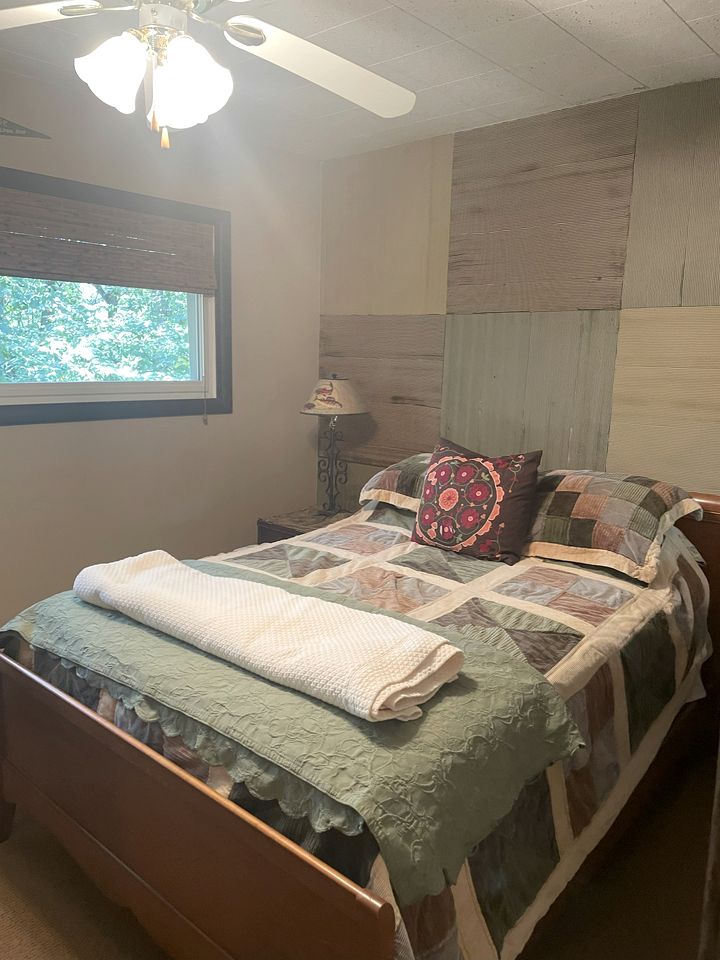 Peaceful Cabin Getaway Overlooking Tuscarawas River Valley in New Philadelphia, Ohio