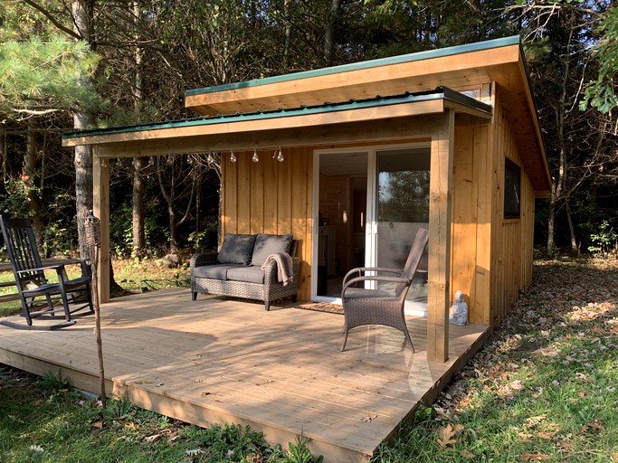 Tiny cabin rental for Ontraio glamping.