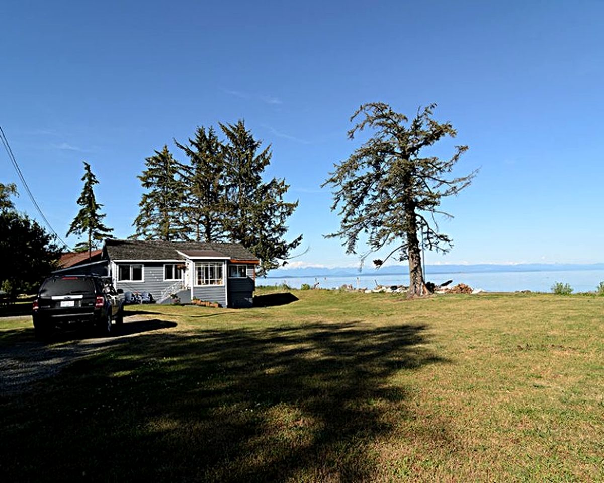 Serene Coastal Cottage with Incredible Views for a Peaceful Getaway in Campbell River, British Columbia