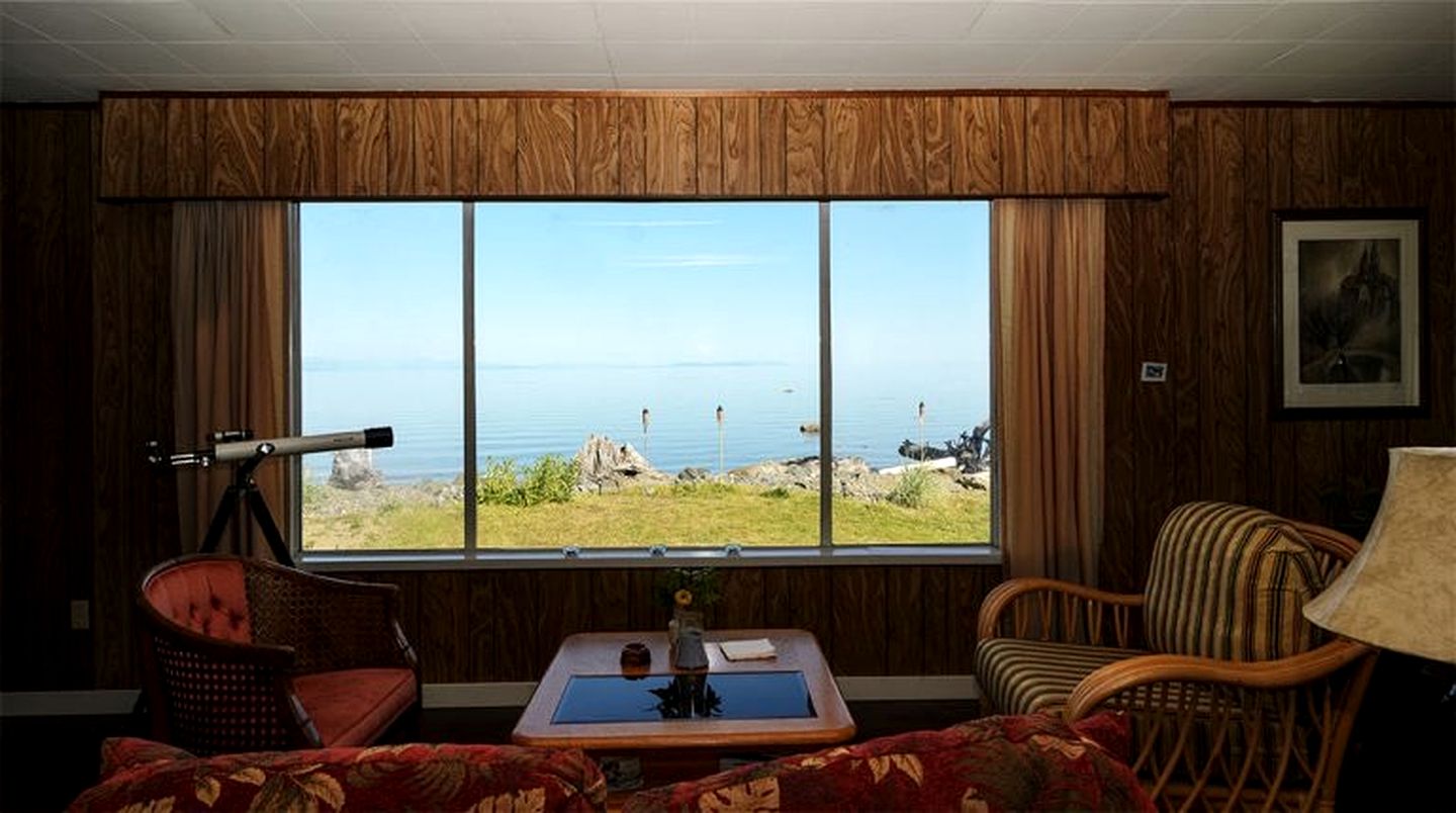 Serene Coastal Cottage with Incredible Views for a Peaceful Getaway in Campbell River, British Columbia