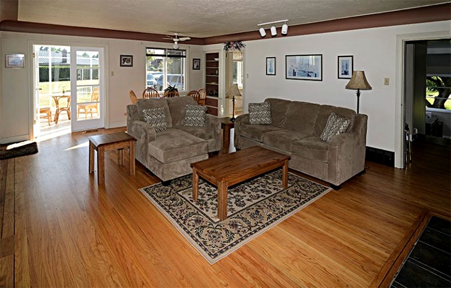 Serene Coastal Cottage with Incredible Views for a Peaceful Getaway in Campbell River, British Columbia