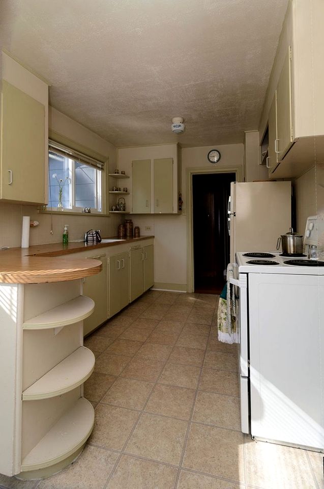 Serene Coastal Cottage with Incredible Views for a Peaceful Getaway in Campbell River, British Columbia