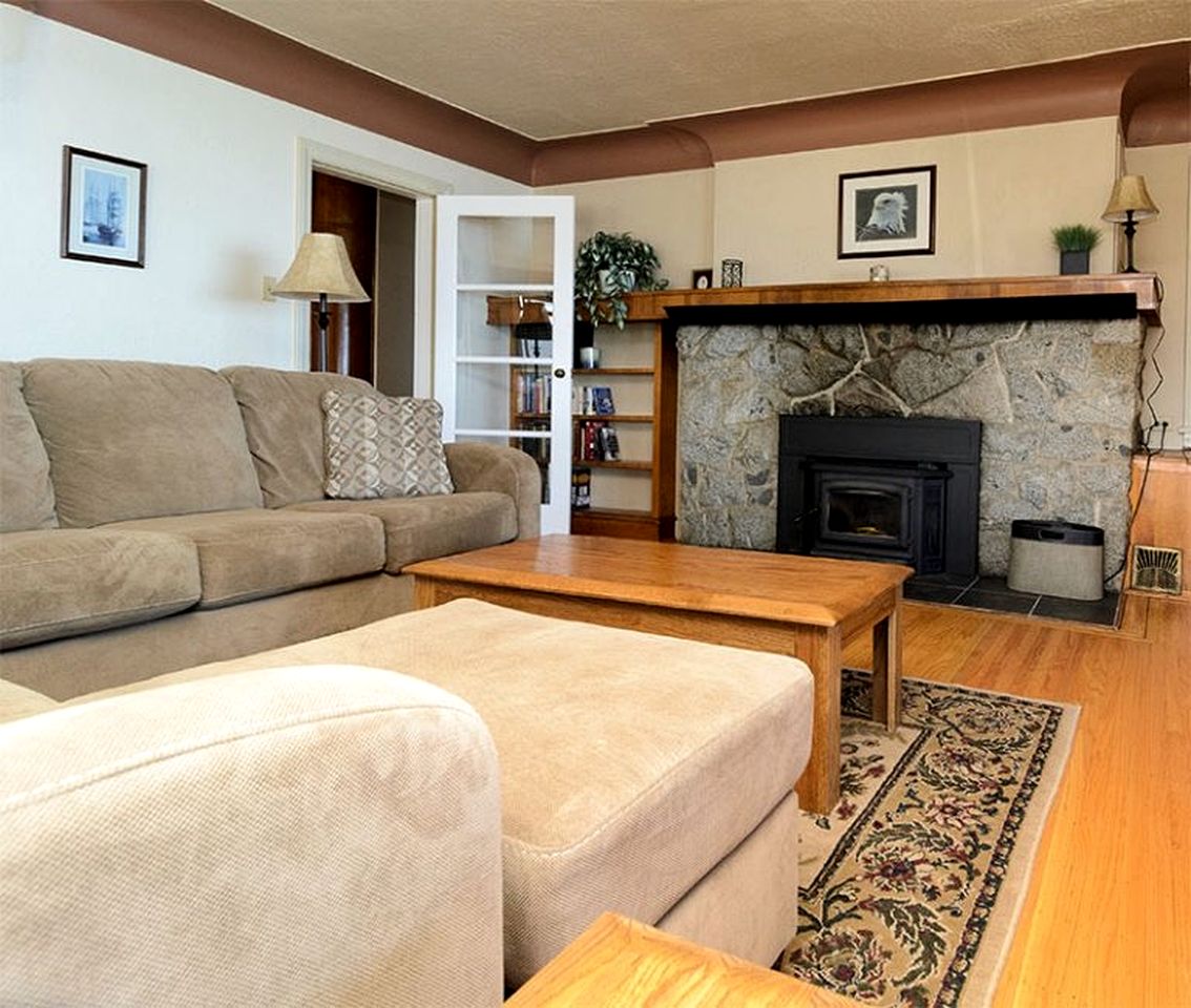 Serene Coastal Cottage with Incredible Views for a Peaceful Getaway in Campbell River, British Columbia