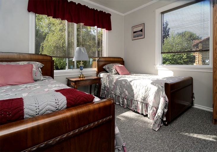 wood creek cottage | Cottages (Campbell River, British Columbia, Canada)