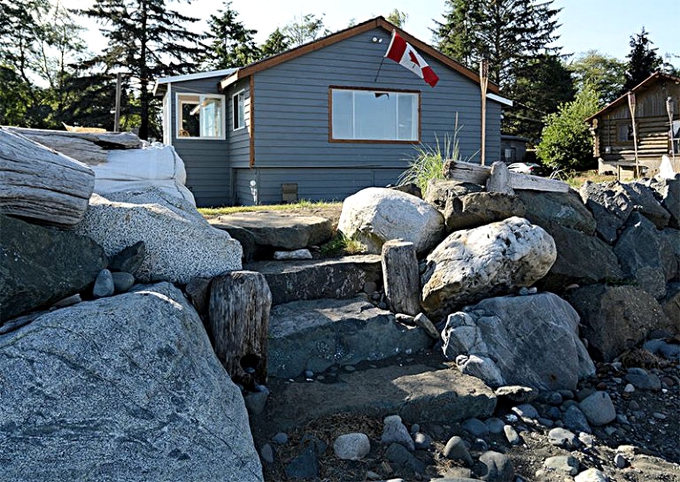Serene Coastal Cottage with Incredible Views for a Peaceful Getaway in Campbell River, British Columbia