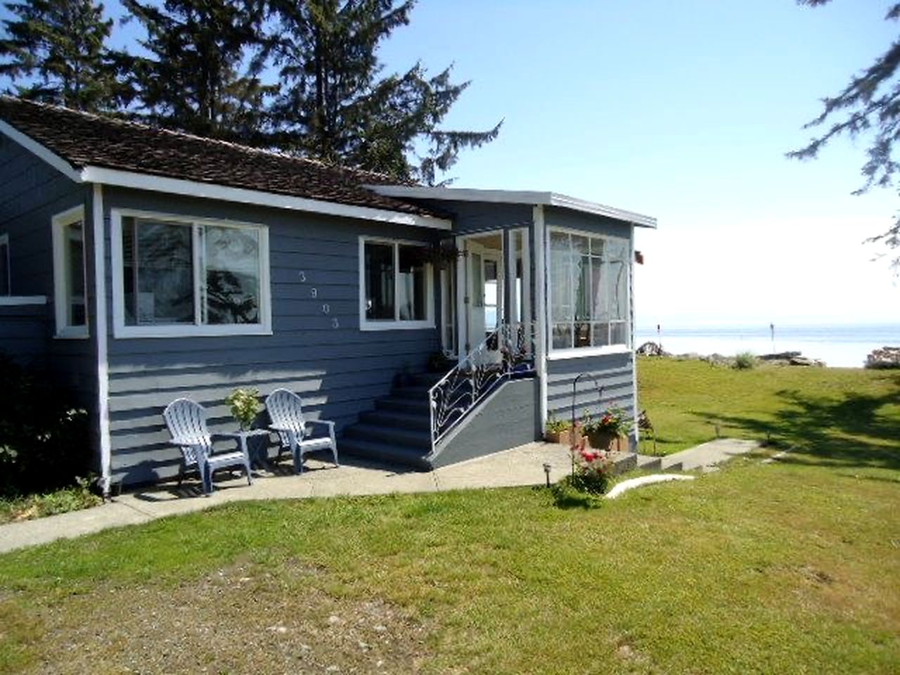 Serene Coastal Cottage with Incredible Views for a Peaceful Getaway in Campbell River, British Columbia