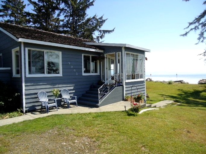 Serene Coastal Cottage with Incredible Views for a Peaceful Getaway in Campbell River, British Columbia