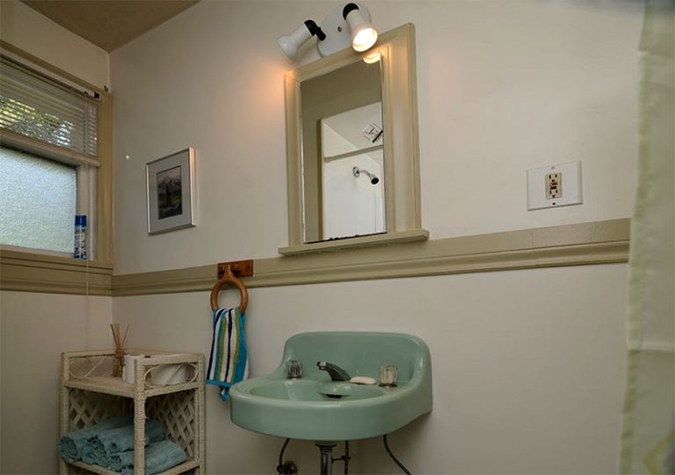 Serene Coastal Cottage with Incredible Views for a Peaceful Getaway in Campbell River, British Columbia