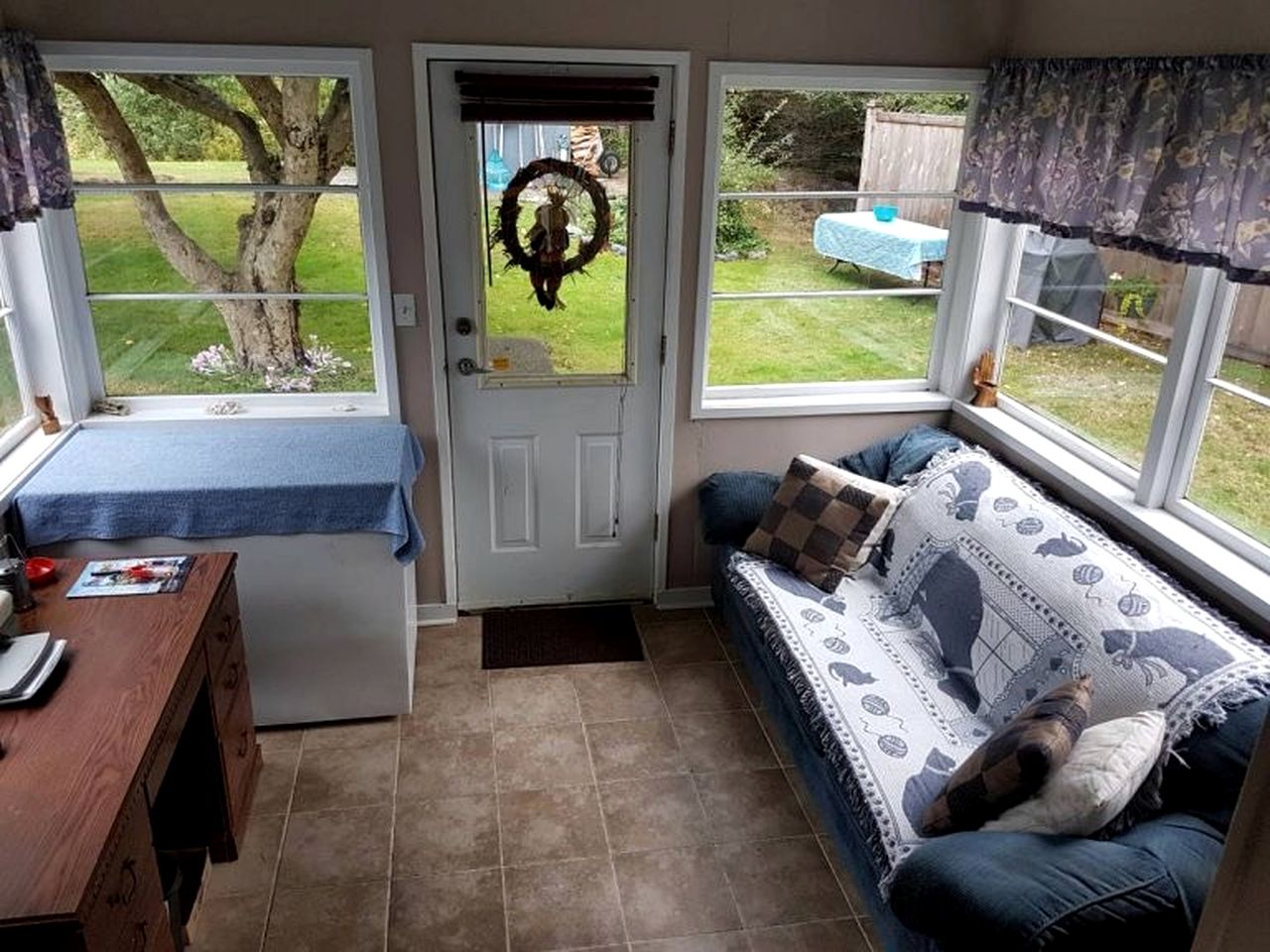 Serene Coastal Cottage with Incredible Views for a Peaceful Getaway in Campbell River, British Columbia