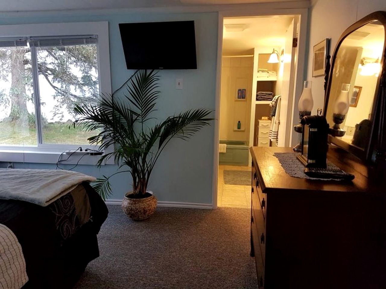 Serene Coastal Cottage with Incredible Views for a Peaceful Getaway in Campbell River, British Columbia