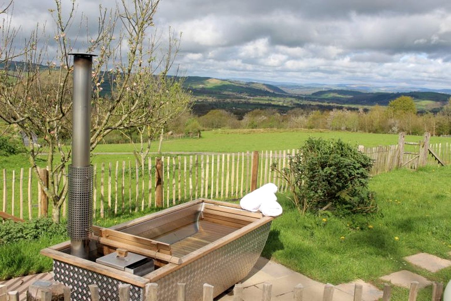 Unique Eco-Friendly Cabin Rental on Countryside Farm in West Wales