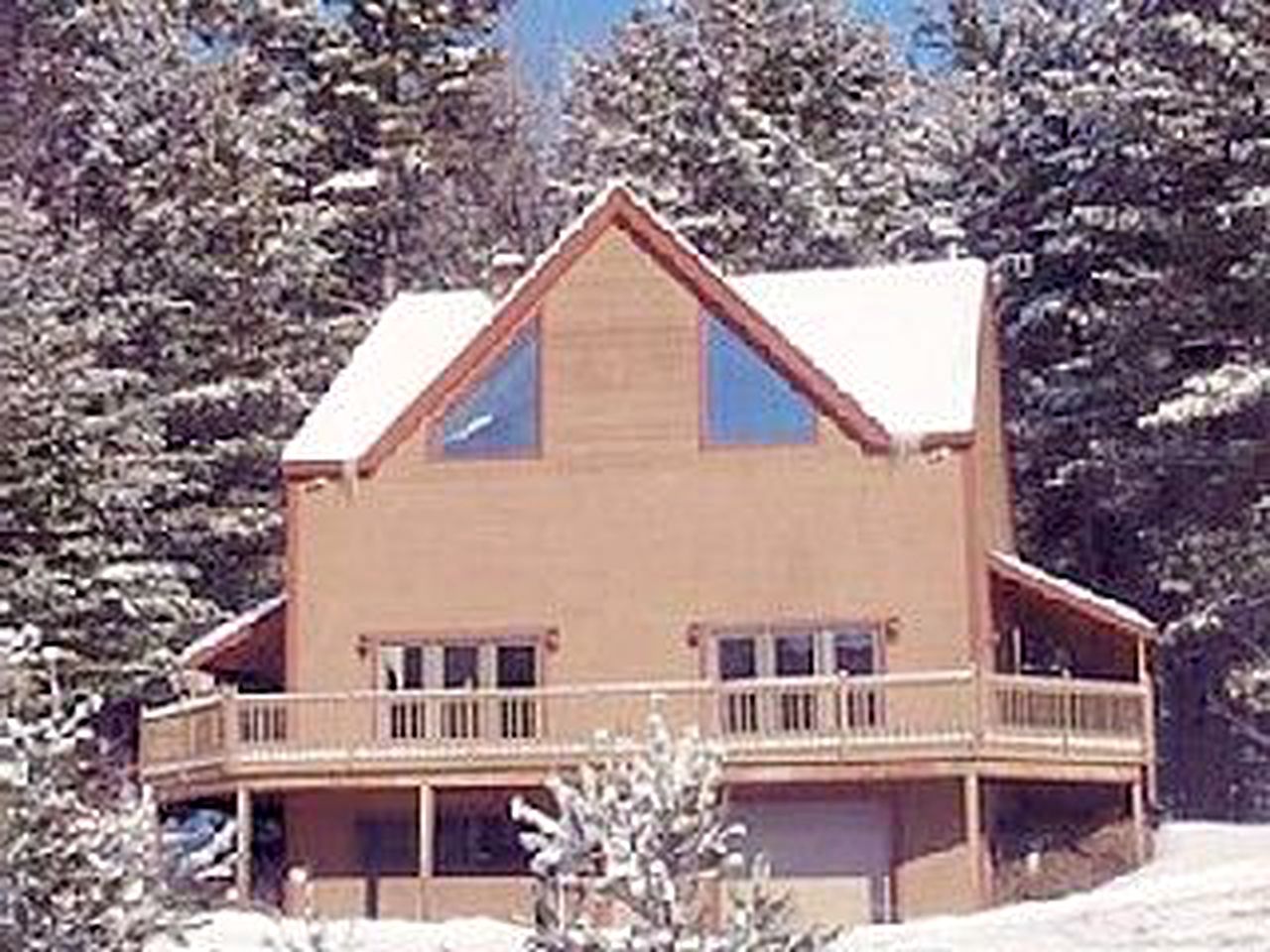 Spacious Family-Friendly Cabin with a Wraparound Deck in the Green Mountains of Vermont