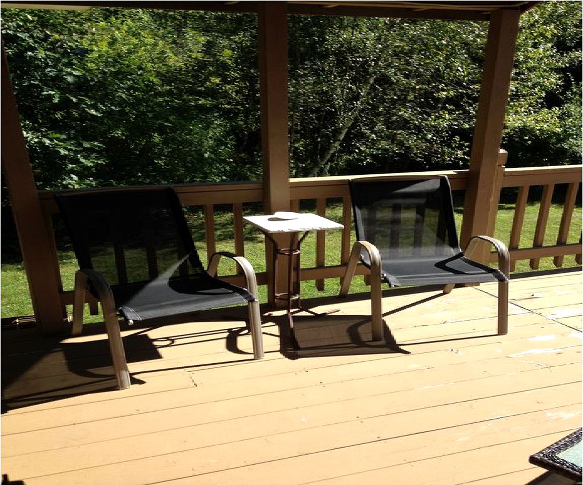 Spacious Family-Friendly Cabin with a Wraparound Deck in the Green Mountains of Vermont