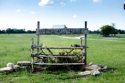 Impressive Barn with Hot-tub and Stunning Countryside Views in Fredericksburg, Texas) - Photo 3