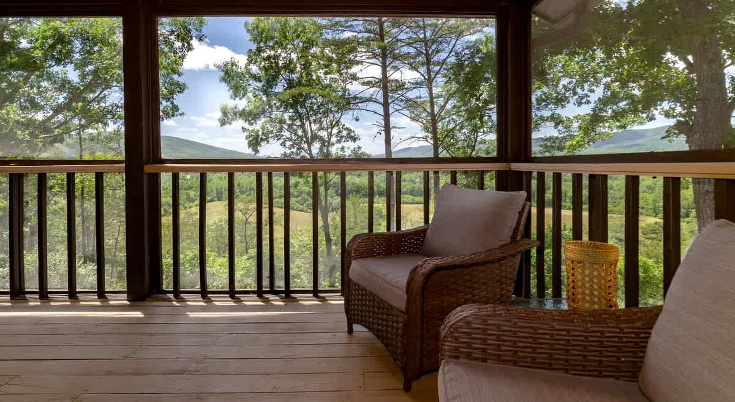 Impressive Cabin with Barbecue and Great Forest Views in Goshen, Virginia