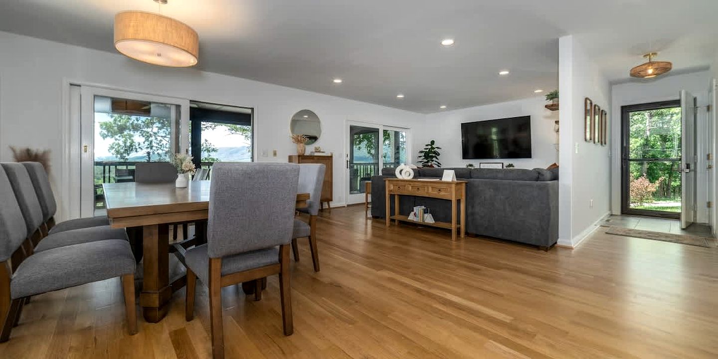 Impressive Cabin with Barbecue and Great Forest Views in Goshen, Virginia