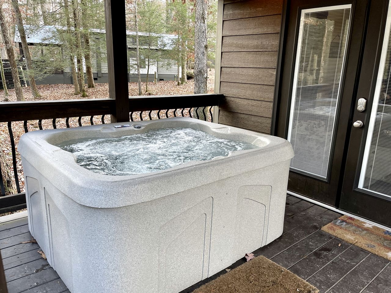 Impressive Cabin with Hot-tub and Close to Great Hiking Trails in Monteagle, Tennessee