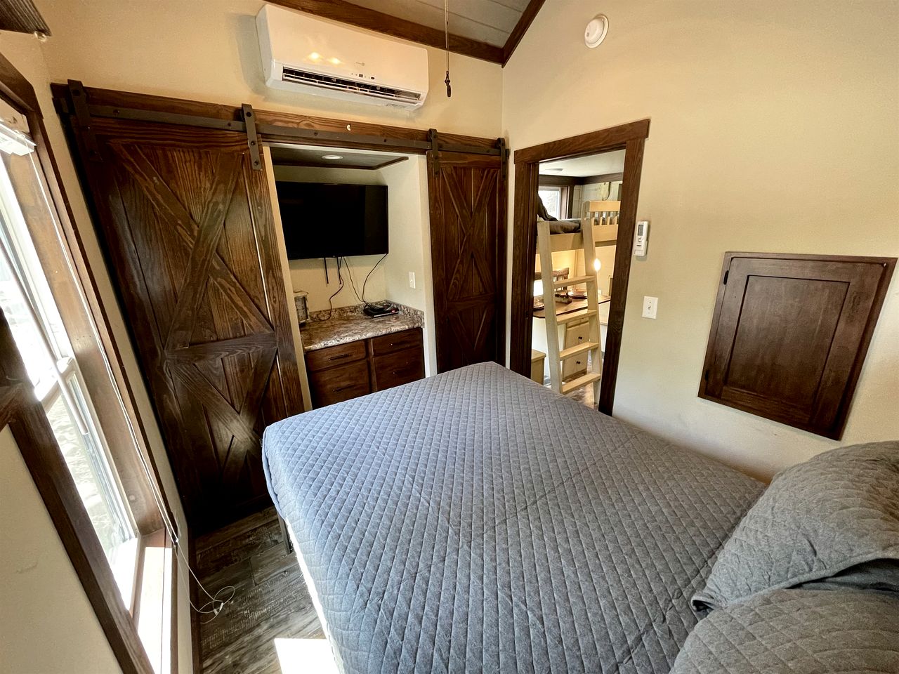 Impressive Cabin with Hot-tub and Close to Great Hiking Trails in Monteagle, Tennessee