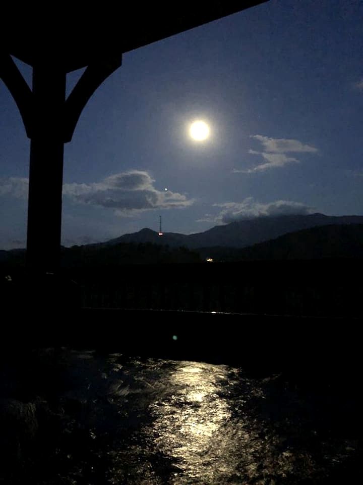 Impressive Cabin with Pool Table and Hot-Tub in Gatlinburg, Tennessee