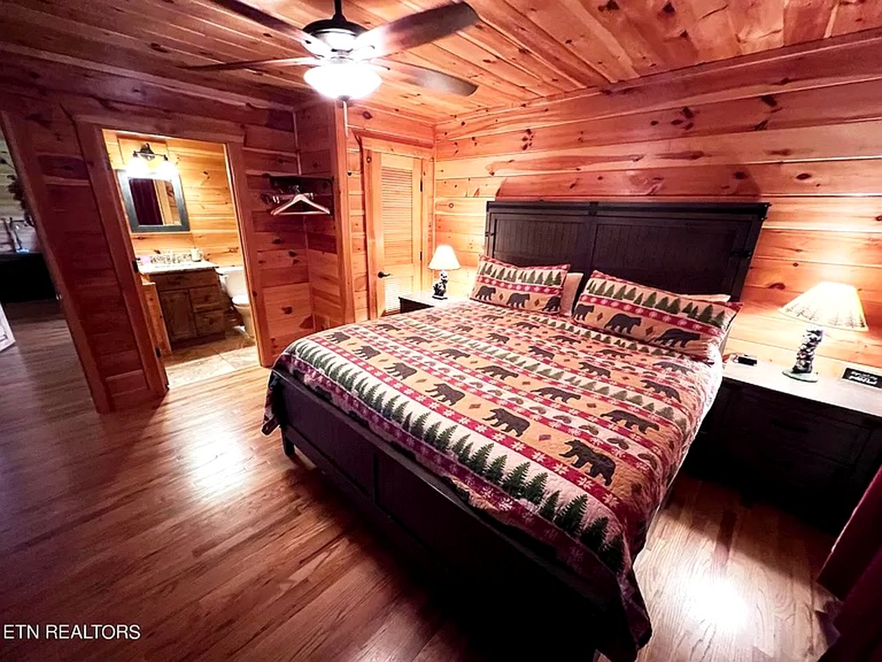 Impressive Cabin with Pool Table and Hot-Tub in Gatlinburg, Tennessee