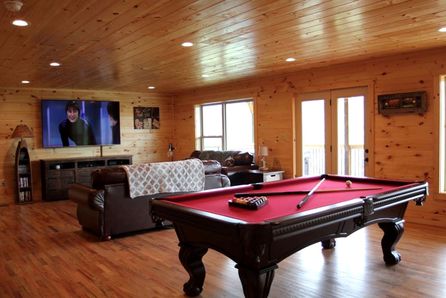 Impressive Cabin with Pool Table and Hot-Tub in Gatlinburg, Tennessee