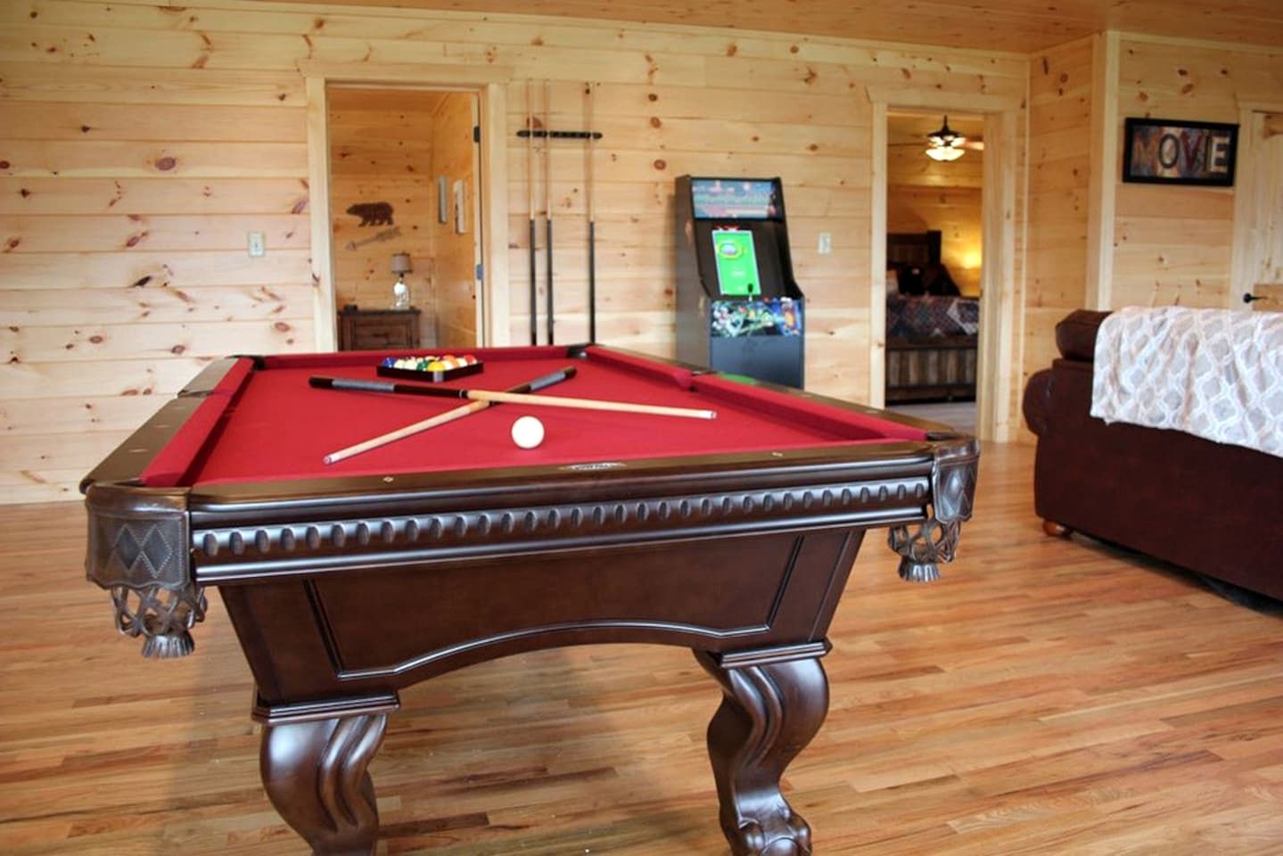 Impressive Cabin with Pool Table and Hot-Tub in Gatlinburg, Tennessee