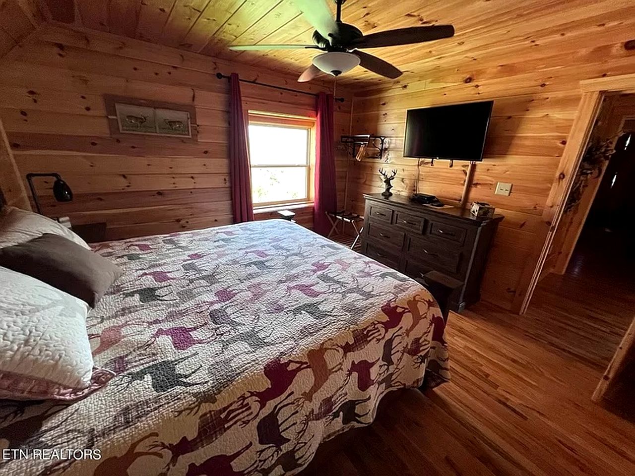 Impressive Cabin with Pool Table and Hot-Tub in Gatlinburg, Tennessee