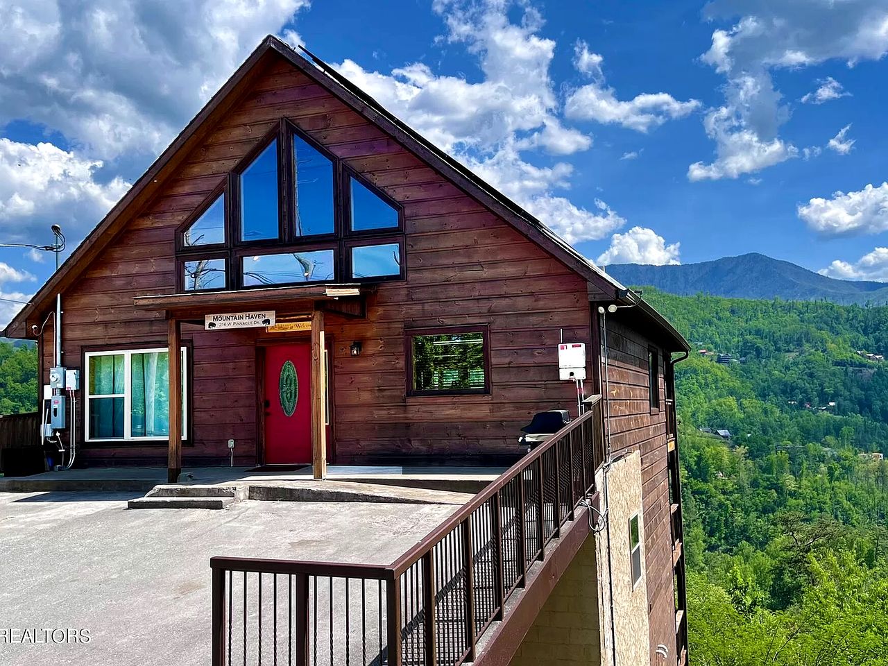 Impressive Cabin with Pool Table and Hot-Tub in Gatlinburg, Tennessee