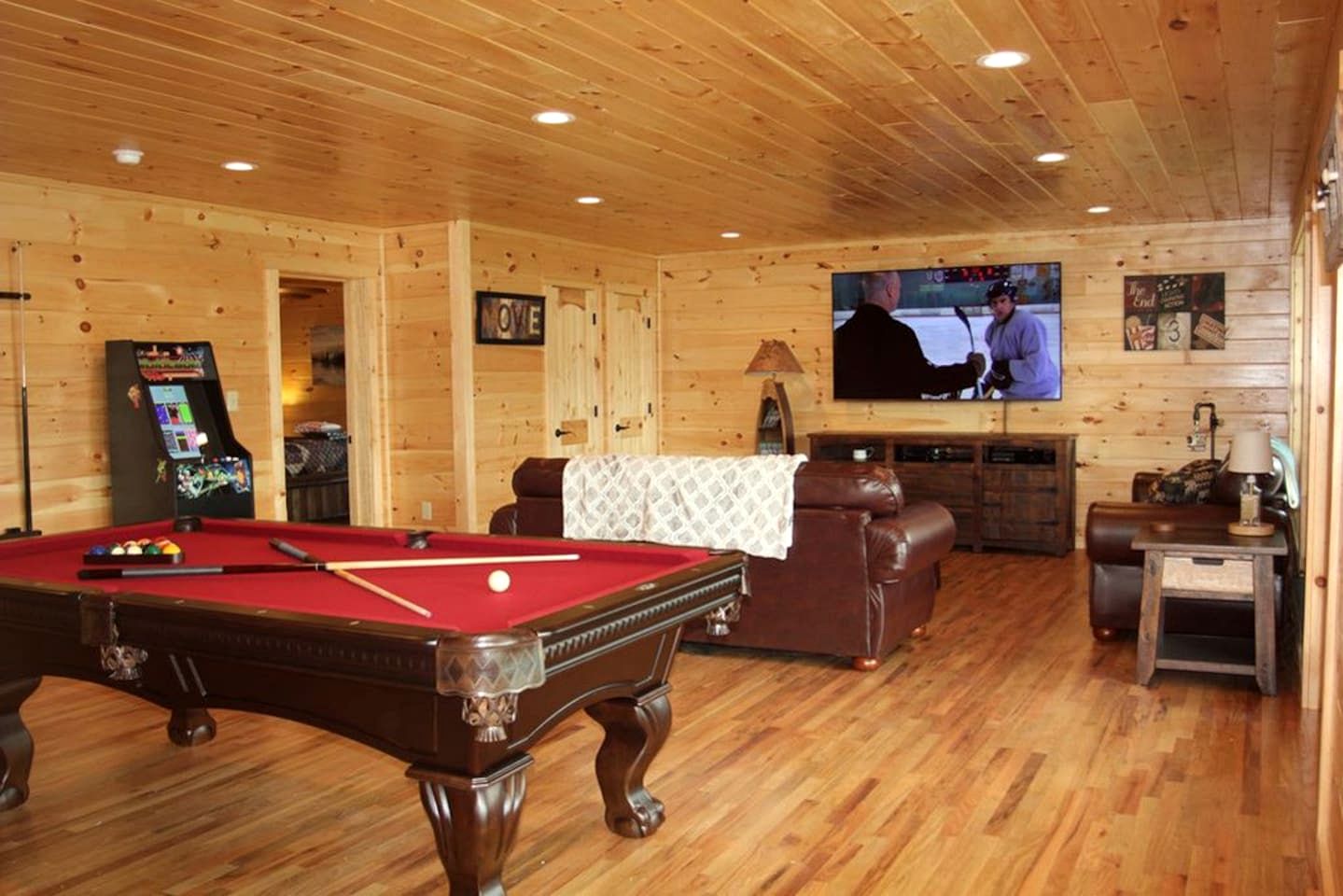 Impressive Cabin with Pool Table and Hot-Tub in Gatlinburg, Tennessee