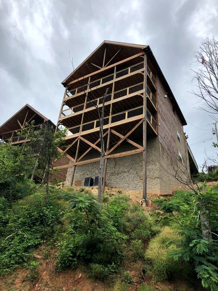 Impressive Cabin with Pool Table and Hot-Tub in Gatlinburg, Tennessee