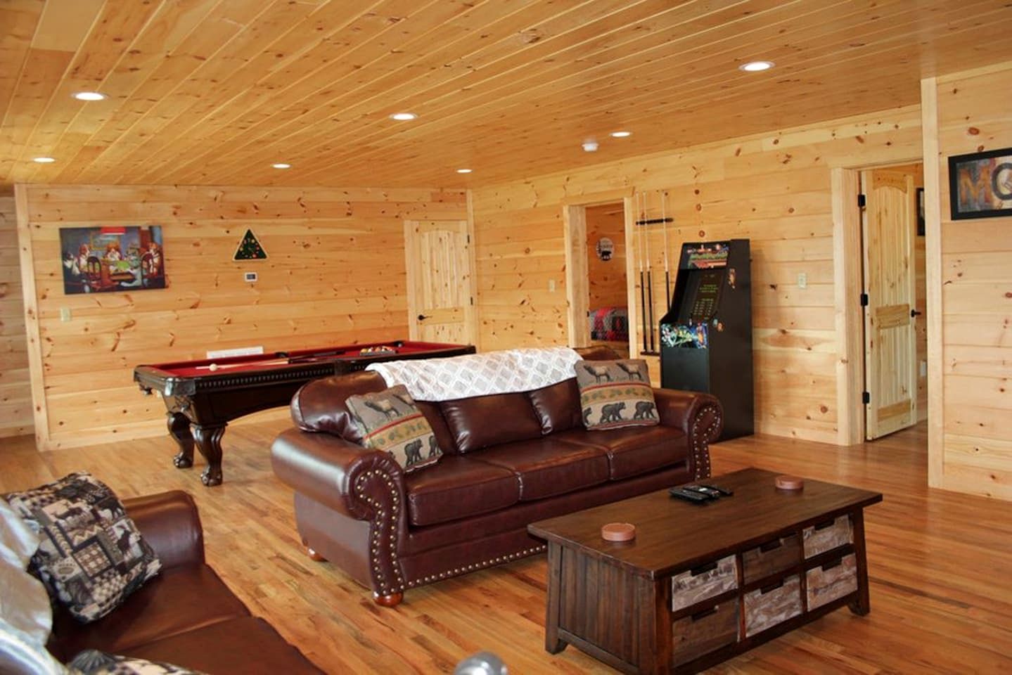 Impressive Cabin with Pool Table and Hot-Tub in Gatlinburg, Tennessee