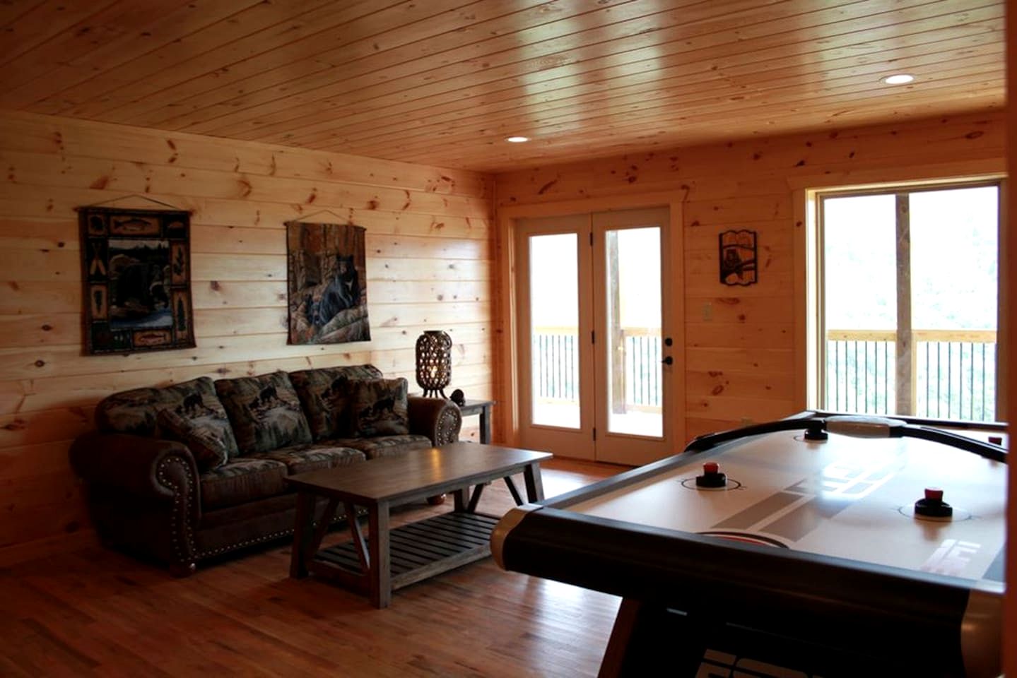 Impressive Cabin with Pool Table and Hot-Tub in Gatlinburg, Tennessee