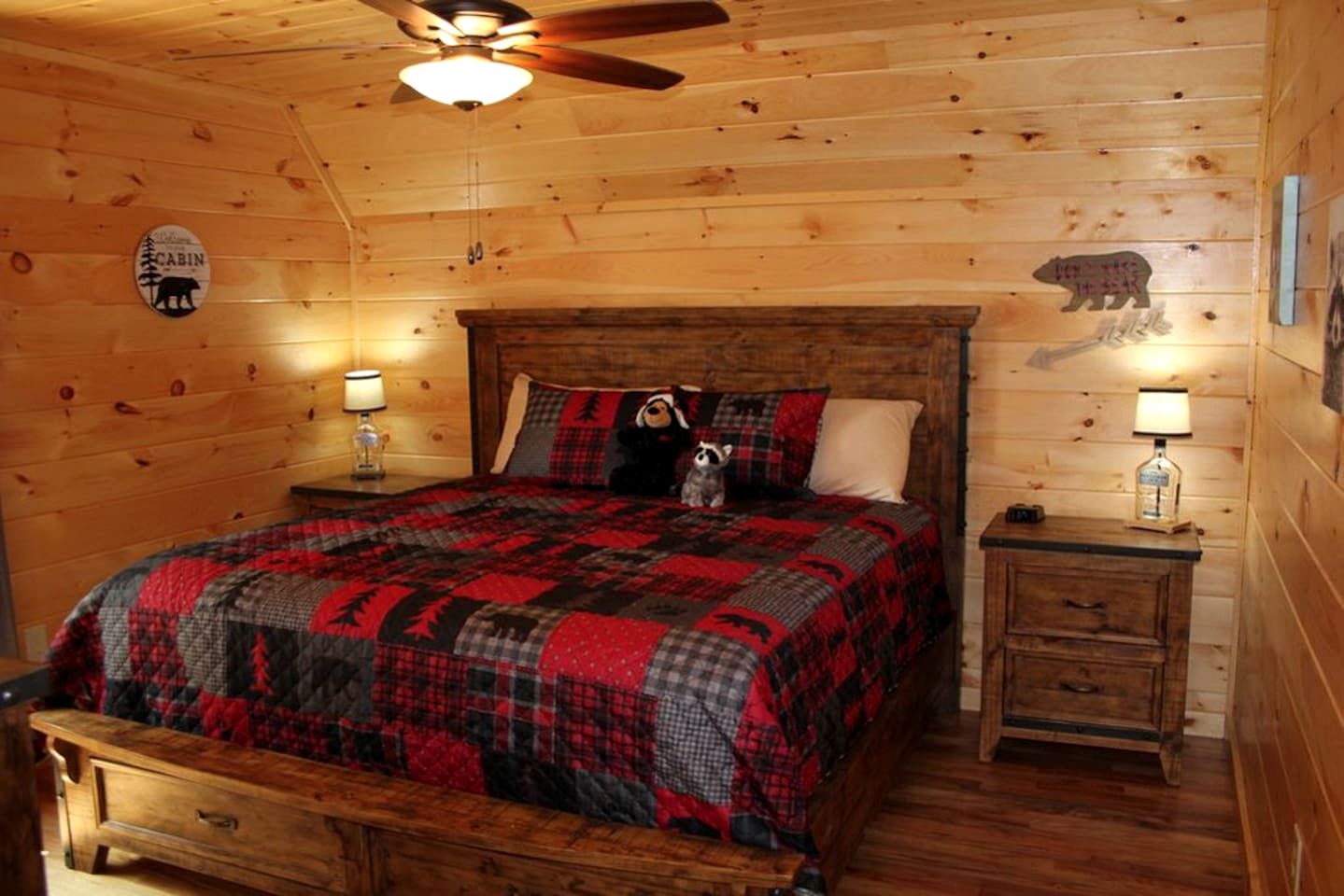 Impressive Cabin with Pool Table and Hot-Tub in Gatlinburg, Tennessee