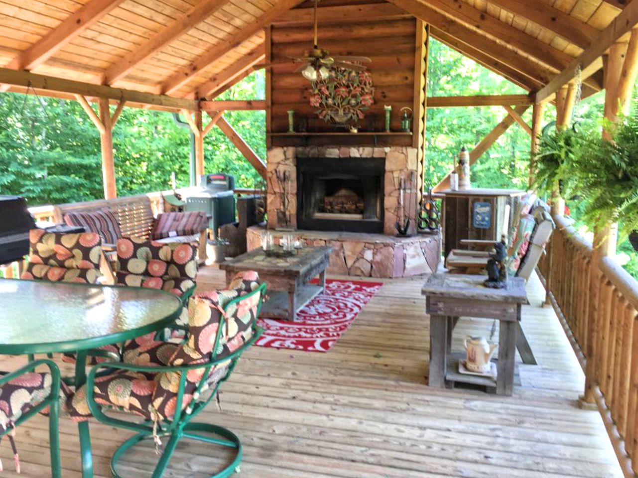 Impressive Log Cabin with a Private Hot Tub in Mars Hill, North Carolina