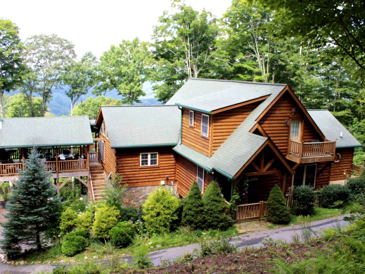 Impressive Log Cabin with a Private Hot Tub in Mars Hill, North Carolina